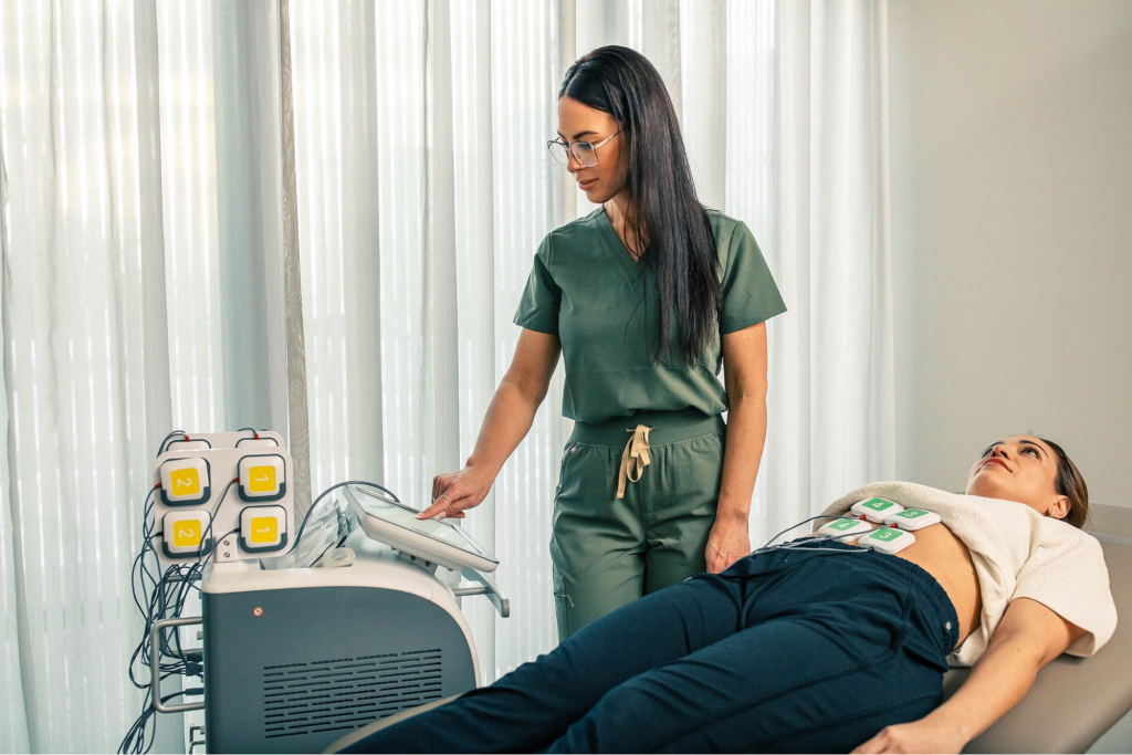 Professionnelle du Clayemont supervisant un traitement de remodelage corporel TruFlex dans une salle de soins moderne de la clinique à Montréal.